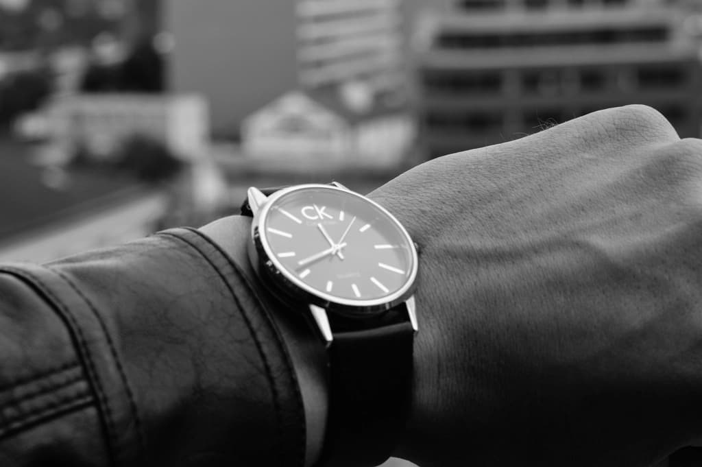 နာရီ — Minimal White
